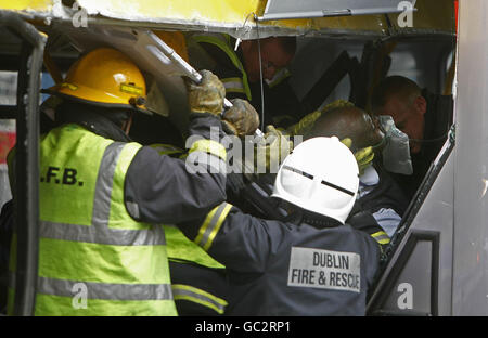 I servizi di emergenza salvano il conducente di un tram dalla scena di un incidente tra un autobus e un tram Luas sulla o'Connell Street di Dublino. Foto Stock