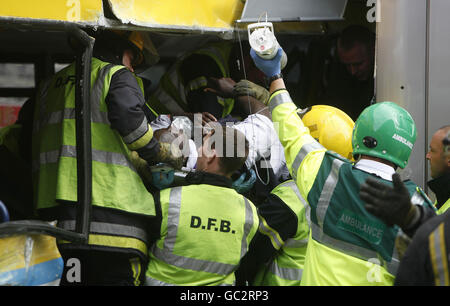 Il bus si scontra con il tram a Dublino Foto Stock