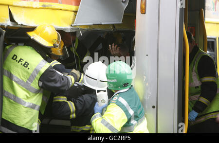 I servizi di emergenza salvano il conducente di un tram dalla scena di un incidente tra un autobus e un tram Luas sulla o'Connell Street di Dublino. Foto Stock