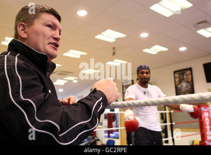 Ricky Hatton (a sinistra) aggiunge le sue opinioni sull'allenamento di David Haye durante una fotocellula alla palestra Hatton Health and Fitness di Hyde. Foto Stock