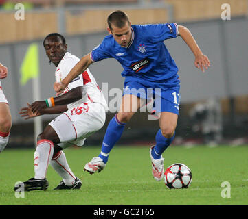 Calcio - UEFA Champions League - Gruppo G - VfB Stuttgart / Rangers - Mercedes-Benz Arena. Arthur Boka di Stoccarda e Jerome Rothen di Rangers durante la partita UEFA Champions League Group alla Mercedes-Benz Arena di Stoccarda. Foto Stock