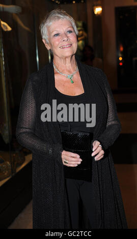 Dame Judi Dench arriva alla Royal Opera House di Londra per i Battersea Collars and Cuffs Ball, in aiuto di Battersea Dogs and Cats Home. Foto Stock