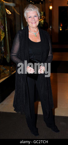 Dame Judi Dench arriva alla Royal Opera House di Londra per i Battersea Collars and Cuffs Ball, in aiuto di Battersea Dogs and Cats Home. Foto Stock