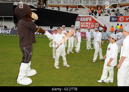 Cricket - NatWest Pro40 League 2009 - Divisione due - Surrey Brown Caps / Warwickshire Bears - The Brit Oval. Le mascotte Surrey si esibiscono in una guardia d'onore prima che le squadre si trasferiscono in campo al Brit Oval. Foto Stock