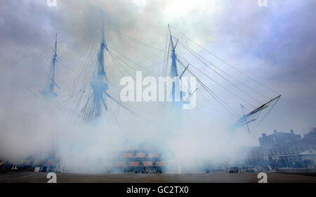 Un'ampia gamma di 64 cannoni viene sparata dalla HMS Victory presso il Portsmouth Historic Dockyard a Portsmouth, in Hamphire, durante il lancio pubblico del National Museum of the Royal Navy. Foto Stock