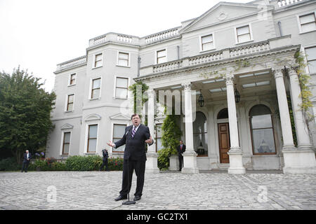 Taoiseach Brian Cowen parla all'inizio del Global Irish Economic Forum, per generare idee per far uscire l'Irlanda dalla recessione alla Farmleigh House di Dublino. Foto Stock