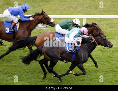 Il dottor Fremantle guidato da Ryan Moore (in basso) vince il Dubai Duty Free Arc Trial all'Ippodromo di Newbury. Foto Stock