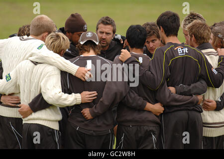 Cricket - secondo XI Campionato - terzo giorno - Surrey II XI v Lancashire II XI - Old Trafford. Ian Salisbury di Surrey parla con il suo team mentre si preparano per l'ultimo giorno della finale del campionato contro il Lancashire Foto Stock