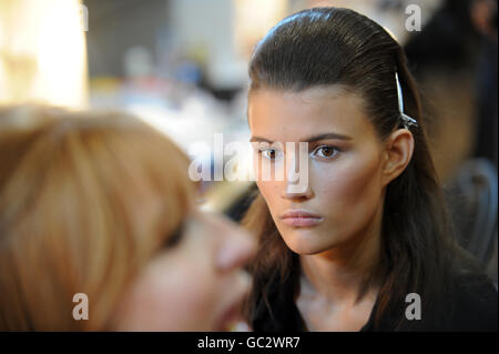 La London Fashion Week - Julien MacDonald Backstage Foto Stock