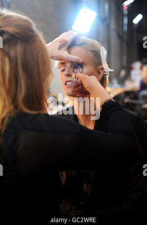 La London Fashion Week - Julien MacDonald Backstage Foto Stock