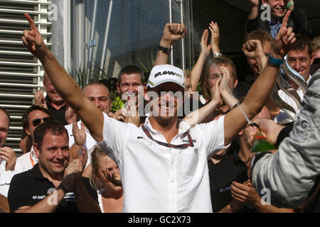 Jenson Button festeggia con il team Brawn GP dopo il loro 1-2 finiscono nel Gran Premio d'Italia Foto Stock