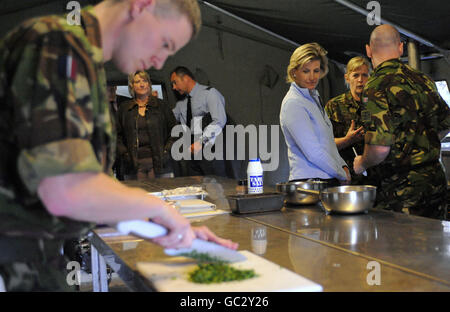 La Contessa di Wessex incontra i membri dello Squadrone Mobile Catering durante una visita a RAF Wittering, a Peterborough. PREMERE ASSOCIAZIONE foto. Data immagine: Giovedì 24 settembre 2009. Il credito fotografico dovrebbe essere: Filo Ian Nicholson/PA Foto Stock