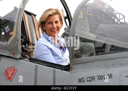 La Contessa di Wessex è mostrata i controlli di un Harrier G9 da Flt Lt Ian Bews, durante una visita a RAF Wittering, a Peterborough. Foto Stock