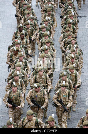 Soldati del 1° Battaglione la sfilata reale gallese attraverso il centro di Chester City prima di schierarsi in Afghanistan. Foto Stock