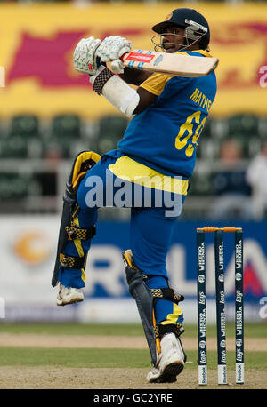 Angelo Mathews dello Sri Lanka batte durante la partita di gruppo ICC Champions al New Wanderers Stadium di Johannesburg. Foto Stock