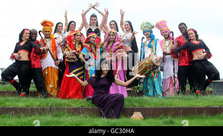 Kanya King (al centro sotto), fondatore dei premi MOBO, e membri del gruppo di ballo Punjabi 1, promuovono i premi MOBO che si tengono domani sera al Glasgow SECC. Foto Stock