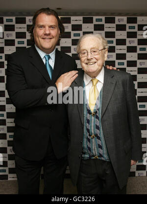 Sir Charles Mackerras (a destra) e Bryn Terfel al Classic FM Gramophone Awards, tenutosi presso l'hotel Dorchester nel centro di Londra. Foto Stock