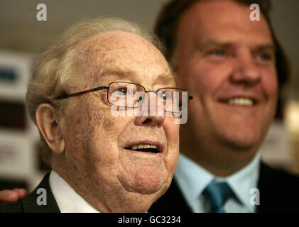 Sir Charles Mackerras (a sinistra) e Bryn Terfel al Classic FM Gramophone Awards, tenutosi presso l'hotel Dorchester nel centro di Londra. Foto Stock