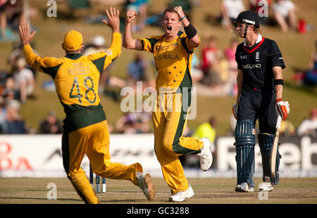 Peter Siddle (c) dell'Australia festeggia con Michael Hussey (l) dopo aver perso Joe Denny (r) dell'Inghilterra durante la semifinale dei campioni ICC al Centurion Stadium, Centurion. Foto Stock