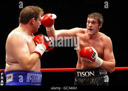 Tyson Fury (a destra) atterra a destra contro l'avversario John McDermott durante il titolo inglese Heavyweight al Brentwood Center, Essex. Foto Stock