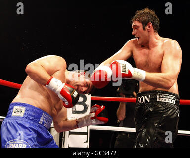 Tyson Fury (a destra) atterra a destra contro l'avversario John McDermott durante il titolo inglese Heavyweight al Brentwood Center, Essex. Foto Stock