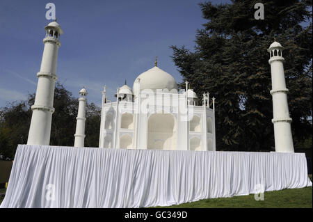 Un modello del Taj Mahal al Village India & Experience Gujarat, tenuto alla De Montfort Hall di Leicester. Foto Stock