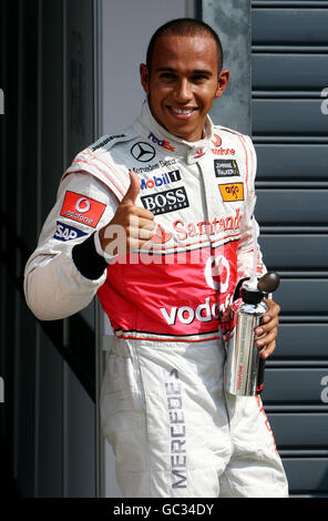 Il pilota della McLaren Mercedes, Lewis Hamilton, festeggia la sua pole position nel corso delle qualifiche sul circuito di Monza, in Italia. Foto Stock