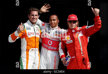 McLaren Mercedes' Lewis Hamilton (al centro) festeggia la sua pole position con Adrian Sutil della Force India (a sinistra) che ha concluso secondo e Kimi Raikkonen di Ferrai che ha concluso in terza posizione sul circuito di Monza, Italia. Foto Stock