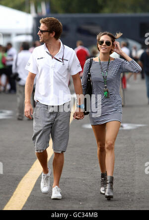 Jenson Button arriva nel paddock di Monza con la sua fidanzata Jessica Michibata al circuito di Monza, Italia. Foto Stock