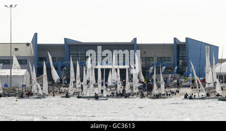 Gli yacht in gara nel primo giorno della Sail for Gold Regata tornano alla Weymouth e Portland National Sailing Academy di Portland, Dorset dopo aver corso. Foto Stock