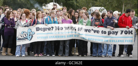 Gli studenti dell'Athlone Institute of Technology protestano contro le tasse al Fianna Fail party "Think in" che si tiene oggi all'Hodson Bay Hotel in città. Foto Stock