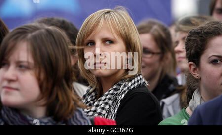 Gli studenti dell'Athlone Institute of Technology protestano contro le tasse al Fianna Fail party "Think in" che si tiene oggi all'Hodson Bay Hotel in città. Foto Stock