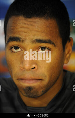 Alvaro Pereira del FC Porto durante la conferenza stampa al Cobham Training Ground, Surrey. Foto Stock