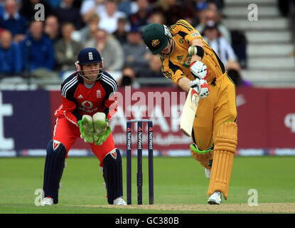 Tim Paine, australiano, si allontana sei dal bowling di Dimitri Mascarenhas in Inghilterra durante la sesta Giornata Internazionale a Trent Bridge, Nottingham. Foto Stock