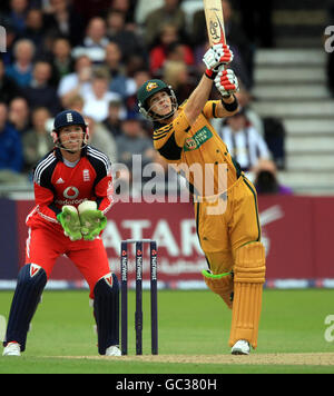 Tim Paine, australiano, si allontana sei dal bowling di Dimitri Mascarenhas in Inghilterra durante la sesta Giornata Internazionale a Trent Bridge, Nottingham. Foto Stock