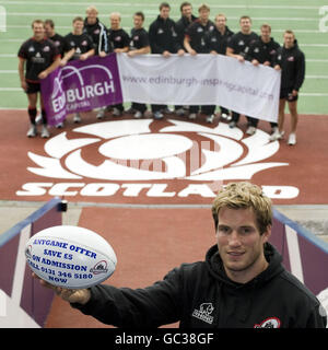 Il Phil Godman del Rugby Club di Edimburgo promuove una nuova offerta per i biglietti, con l'aiuto dei compagni di squadra durante una fotocellula al Murryfield Stadium. Edimburgo. Foto Stock