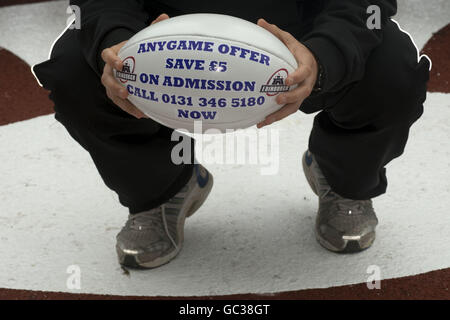 Il Phil Godman del Rugby Club di Edimburgo promuove una nuova offerta per i biglietti, con l'aiuto dei compagni di squadra durante una fotocellula al Murryfield Stadium. Edimburgo. Foto Stock