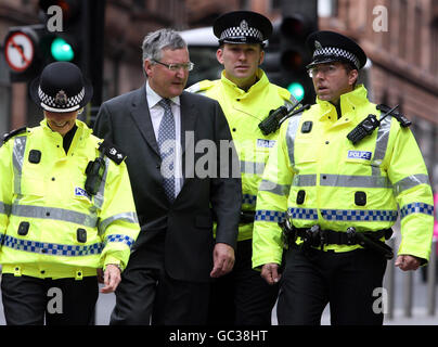 Il Ministro della sicurezza della Comunità, Fergus Ewing, è stato illustrato come incontrare la polizia e gli operai della sicurezza della comunità a Glasgow, mentre rivela finanziamenti per le autorità locali per contribuire a ridurre i disordini nei centri urbani e urbani. Foto Stock