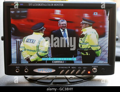 Il ministro della sicurezza della Comunità, Fergus Ewing, è raffigurato su uno schermo TVCC in un furgone TVCC mobile mentre incontra gli operai della polizia e della sicurezza della comunità a Glasgow, mentre rivela finanziamenti per le autorità locali per contribuire a ridurre i disordini nei centri urbani. Foto Stock