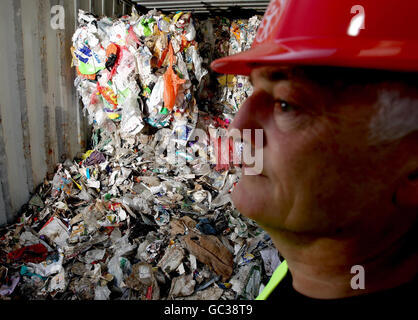 Un lavoratore dell'Agenzia dell'ambiente ispeziona un contenitore di spedizione riempito di rifiuti a Felixtowe, Suffolk, tornato in Gran Bretagna dal Brasile. Foto Stock