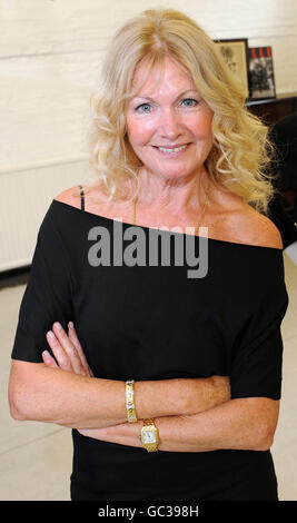 Debbie Moore, imprenditore di ananas all'interno di Langley Street, Covent Garden Studio, Londra. Foto Stock