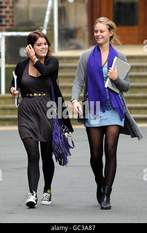 La principessa Eugenie (a sinistra) arriva all'università di Newcastle per iniziare la sua vita universitaria e unirsi a migliaia di altri freschissimi. Foto Stock