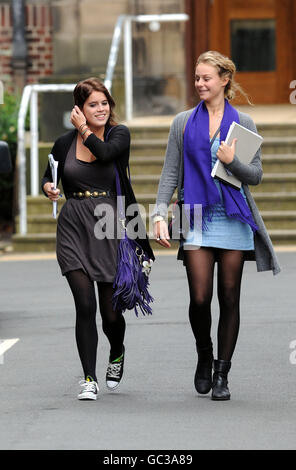 La principessa Eugenie (a sinistra) arriva all'università di Newcastle per iniziare la sua vita universitaria e unirsi a migliaia di altri freschissimi. Foto Stock