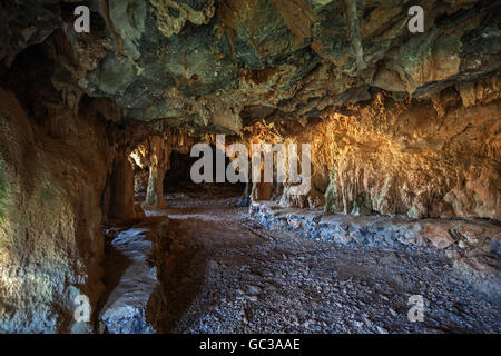 Grotta in un cono del carso, chiamato mogote, nei dintorni di Viñales, Valle di Viñales, Pinar del Río Provincia, Cuba Foto Stock