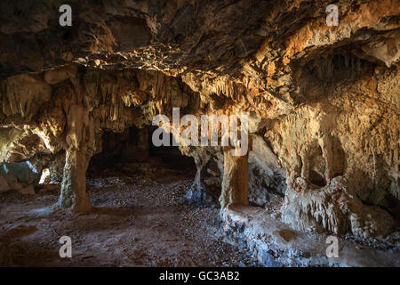 Grotta carsica denominata cono mogote, nei dintorni di Viñales, Valle di Viñales, Pinar del Río Provincia, Cuba Foto Stock