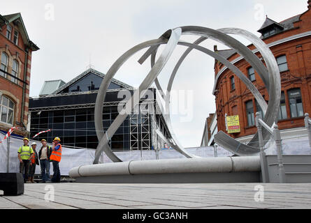 Una nuova scultura chiamata Spirit of Belfast, dell'artista Dan George, con sede a New York, è eretta in Cornmarket, sostituendo il vecchio stand della band nel centro di Belfast. La scultura è il fulcro del progetto di rigenerazione di Belfast. Foto Stock