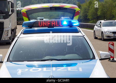 Cartello luminoso incidente su una autostrada pattuglia di polizia sull'autostrada, Coblenza, Renania-Palatinato, Germania Foto Stock