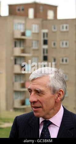 Il segretario alla giustizia Jack Straw visita la tenuta di Stonecroft, a Brighton, Sussex. Foto Stock