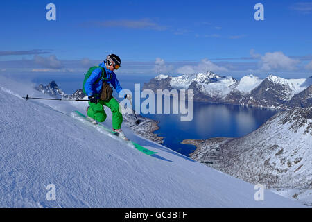 Donna sci, telemark Freeride sul Roalden, Isola Senja, Norvegia Foto Stock