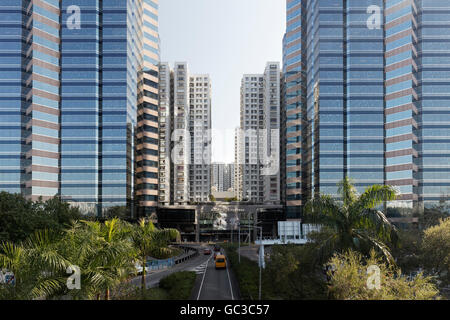 Torri di uffici, le torri residenziali, Taikoo Shing condominio, abitazioni private, Distretto Quarry Bay, Isola di Hong Kong, Hong Kong Foto Stock